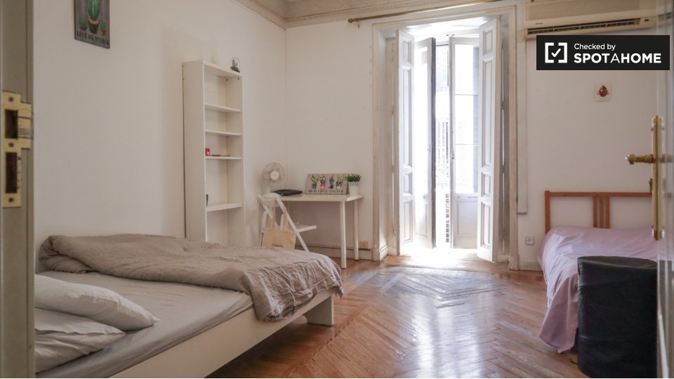 Double room Madrid, 12 beds, 280m² — photo 1