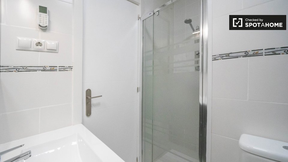 Double room Madrid, 5 beds, 110m² — photo 17