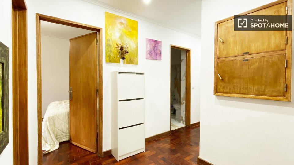 Double room Lisbon, 3 beds — photo 17