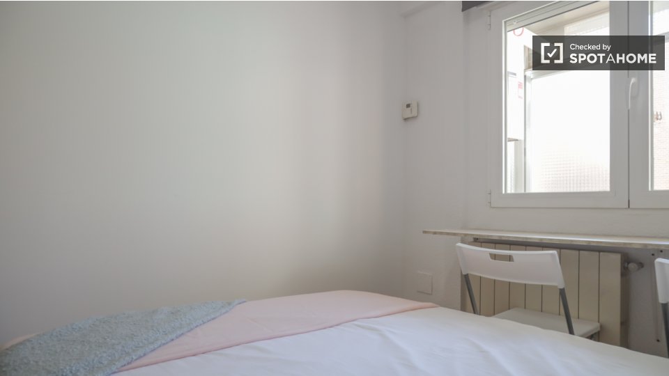 Double room Madrid, 5 beds, 140m² — photo 8