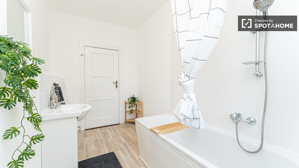 Double room Berlin, 9 beds, 135m² — photo 7
