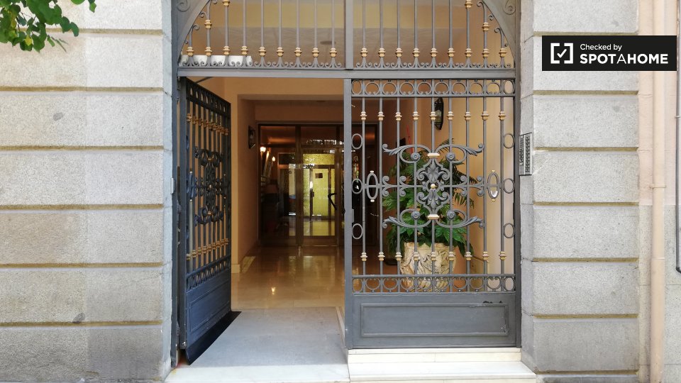 Double room Madrid, 3 beds, 100m² — photo 19