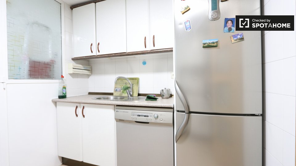 Double room Madrid, 3 beds, 62m² — photo 12