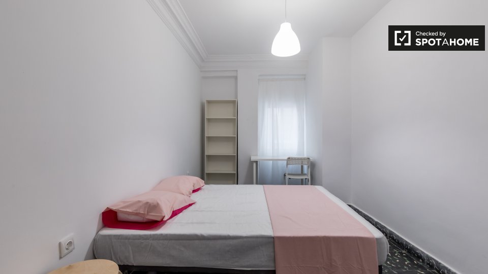 Room in 7-bedroom apartment in El Pla del Real, Valencia - a Valencia