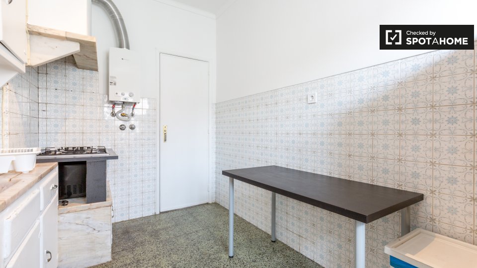 Double room Lisbon, 3 beds — photo 7