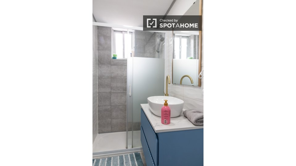 Double room Madrid, 3 beds — photo 34