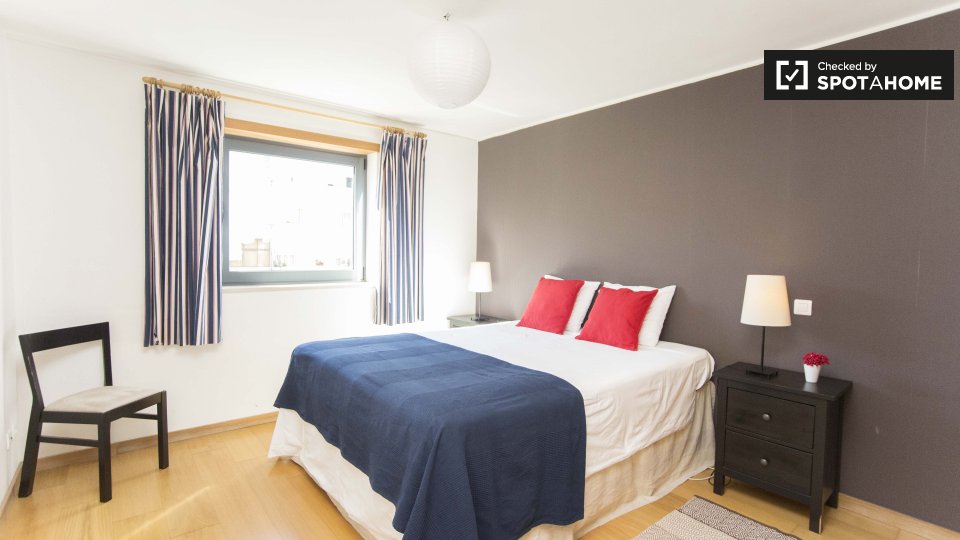 Double room Lisbon, 3 beds, 80m² — photo 13