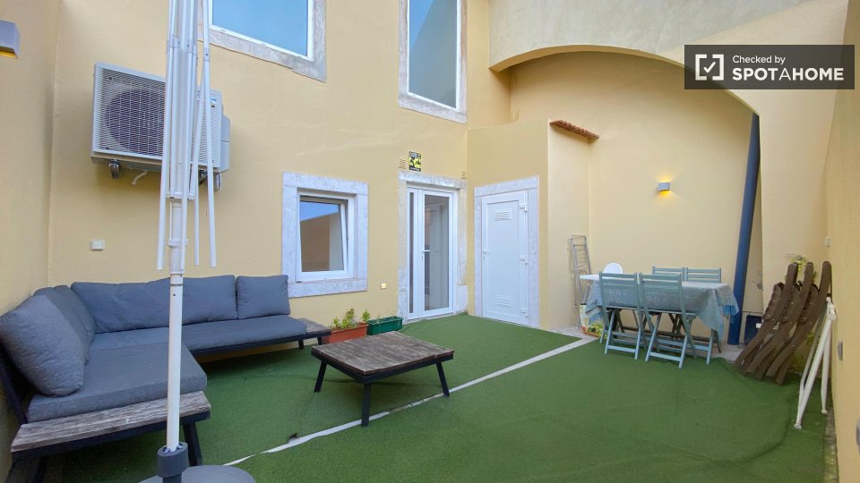 Apartment Lisbon, 2 beds, 117m² — photo 9