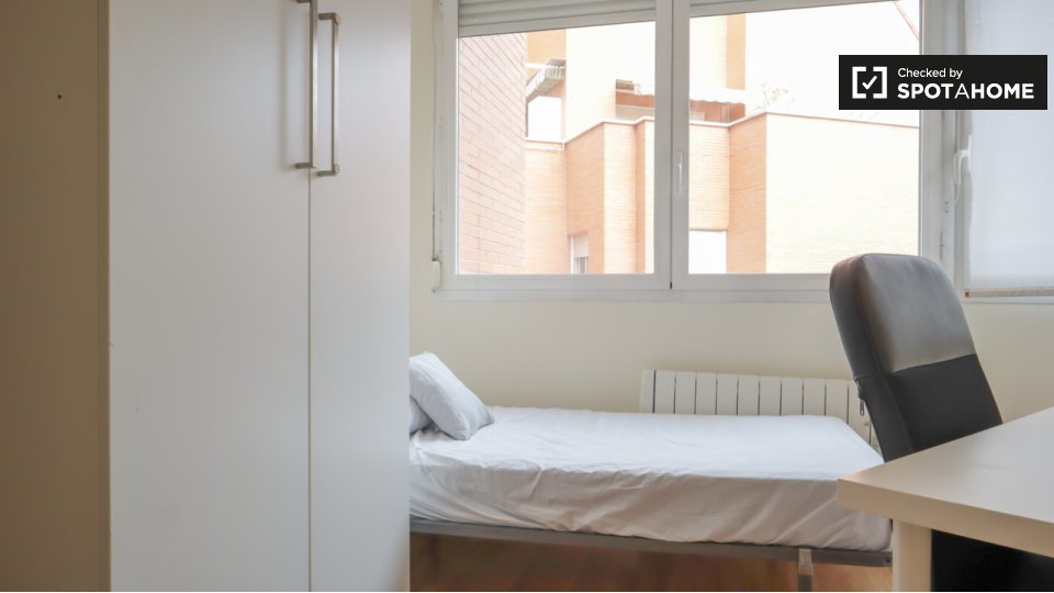 Double room Madrid, 2 beds — photo 19