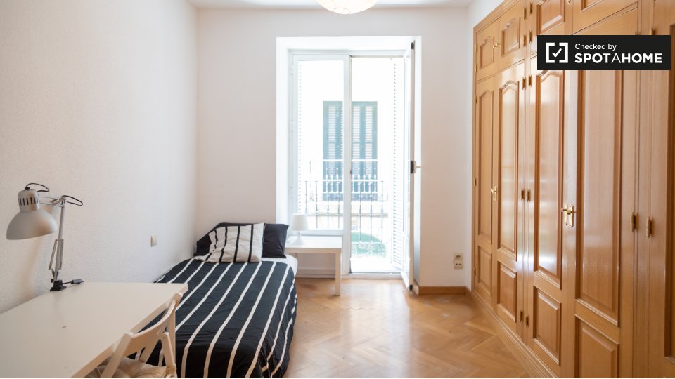 Double room Madrid, 7 beds, 125m² — photo 1