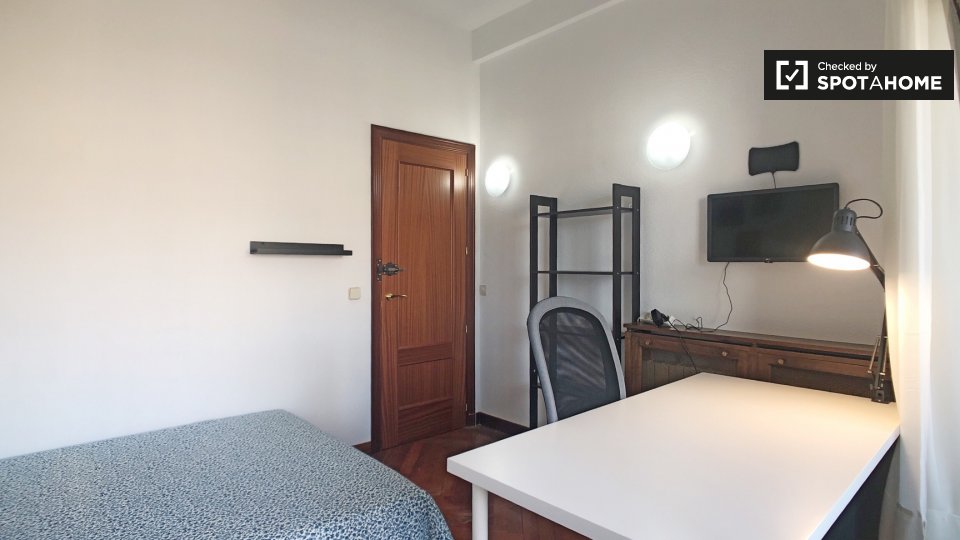 Double room Madrid, 5 beds, 133m² — photo 7