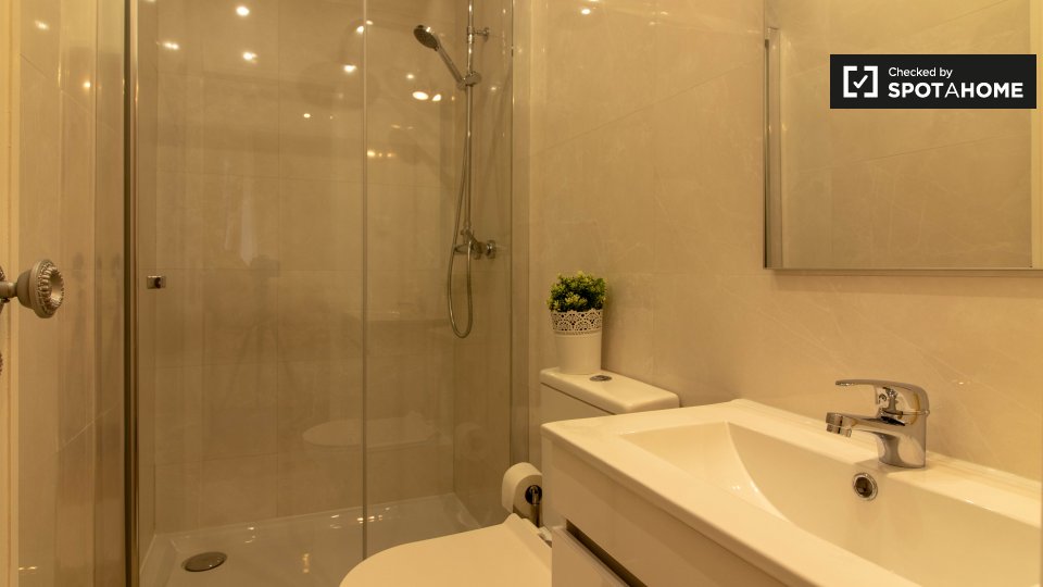 Double room Lisbon, 5 beds, 117m² — photo 5