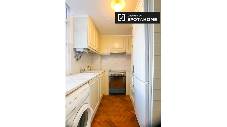 Double room Lisbon, 2 beds — photo 14
