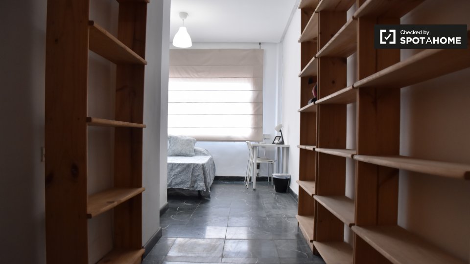 Room for rent in 5-bedroom apartment in Gran Vía, Valencia - in Valencia