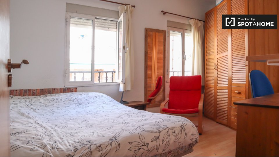 Double room Madrid, 3 beds, 79m² — photo 1