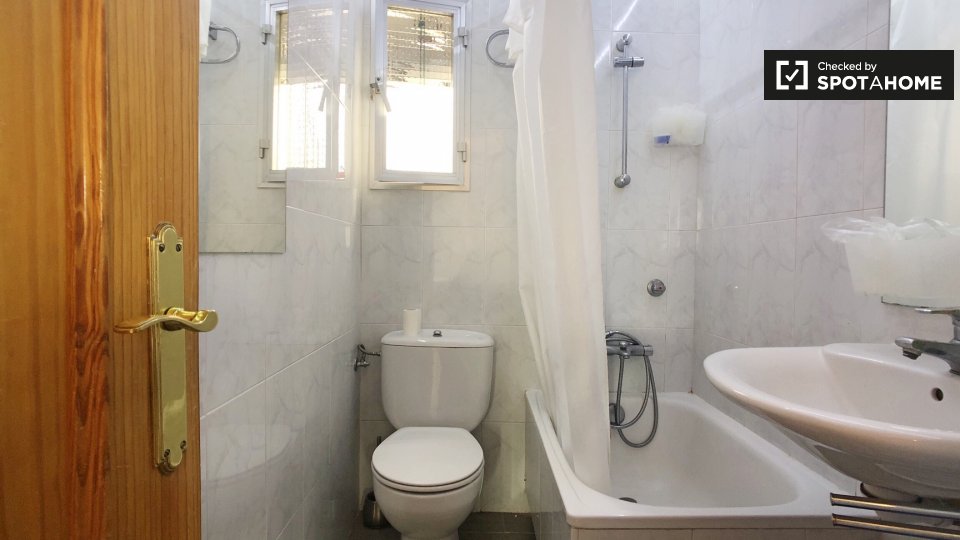 Double room Madrid, 3 beds, 40m² — photo 13