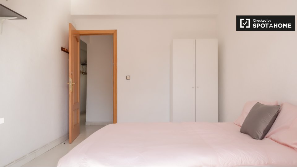 Double room Madrid, 5 beds, 120m² — photo 4
