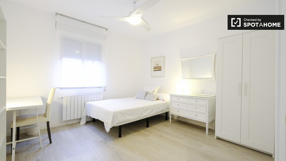 Double room Madrid, 6 beds, 160m² — photo 4