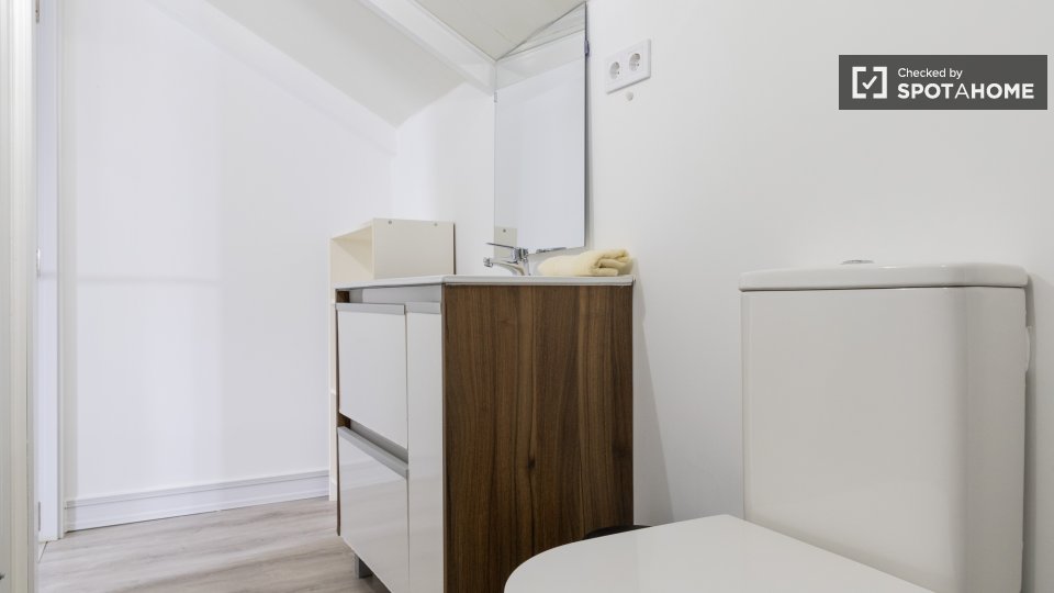 Double room Madrid, 3 beds — photo 26