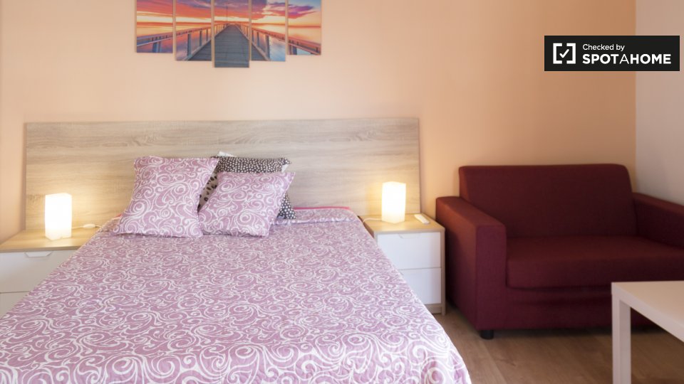 Double room Madrid, 5 beds, 120m² — photo 3