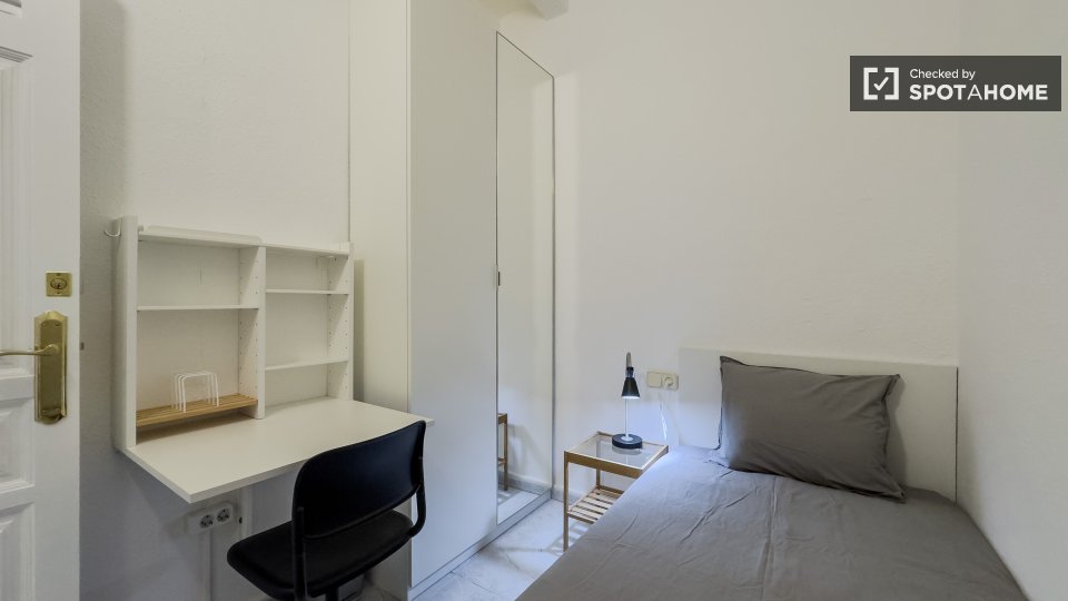 Double room Barcelona, 3 beds, 70m² — photo 2