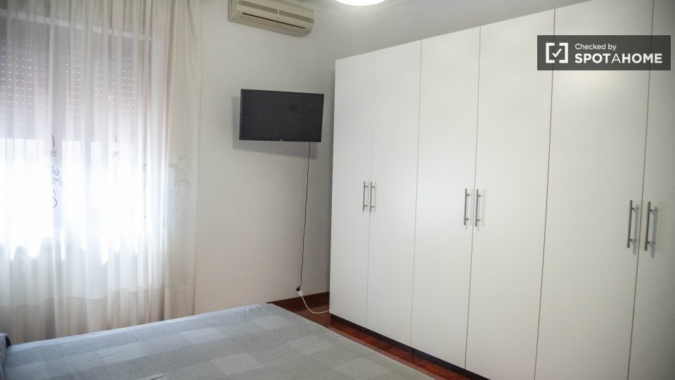 Camera in appartamento con 3 camere da letto in affitto, Medaglie d'Oro. - a Roma