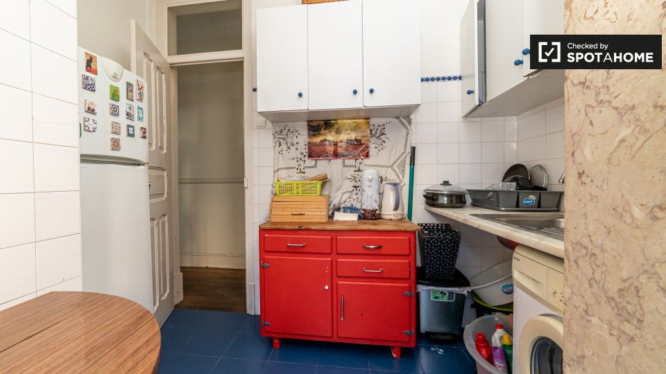 Double room Lisbon, 3 beds, 60m² — photo 8