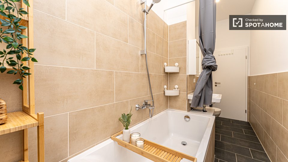 Double room Berlin, 4 beds, 59m² — photo 9