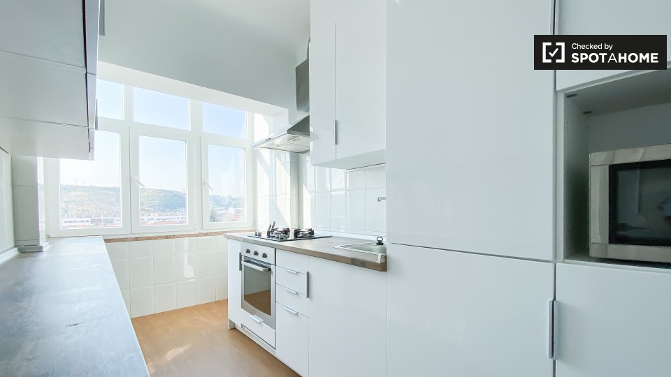 Double room Lisbon, 3 beds, 63m² — photo 5