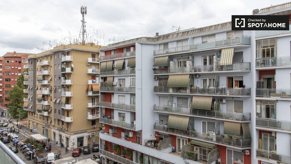 Affittasi stanza Solo Femmina con 4 camere da letto a Tuscolano, Roma