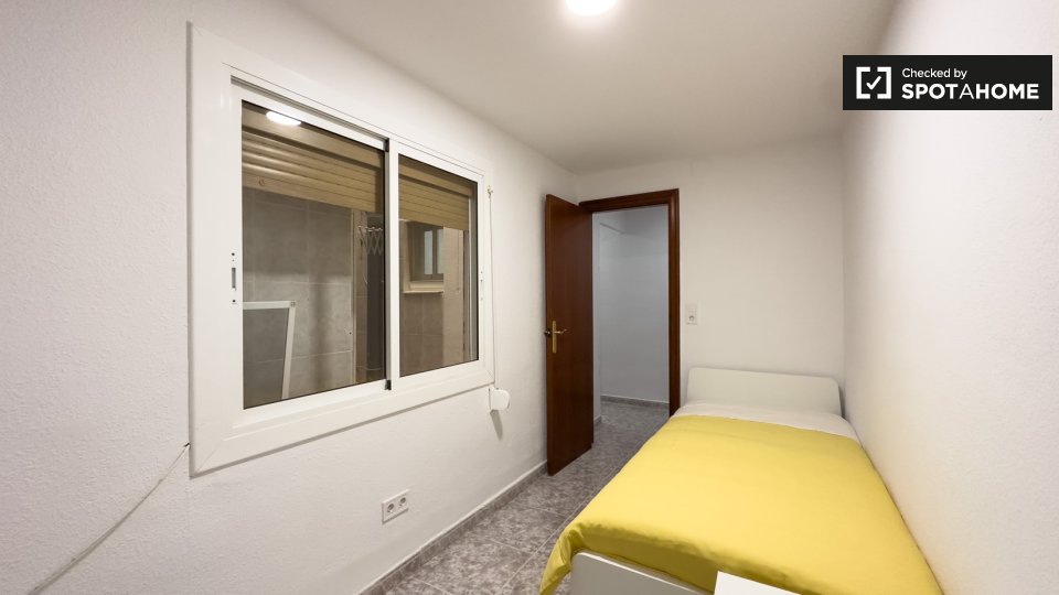 Double room Barcelona, 3 beds — photo 12