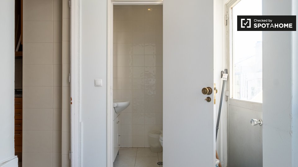 Double room Lisbon, 6 beds — photo 18