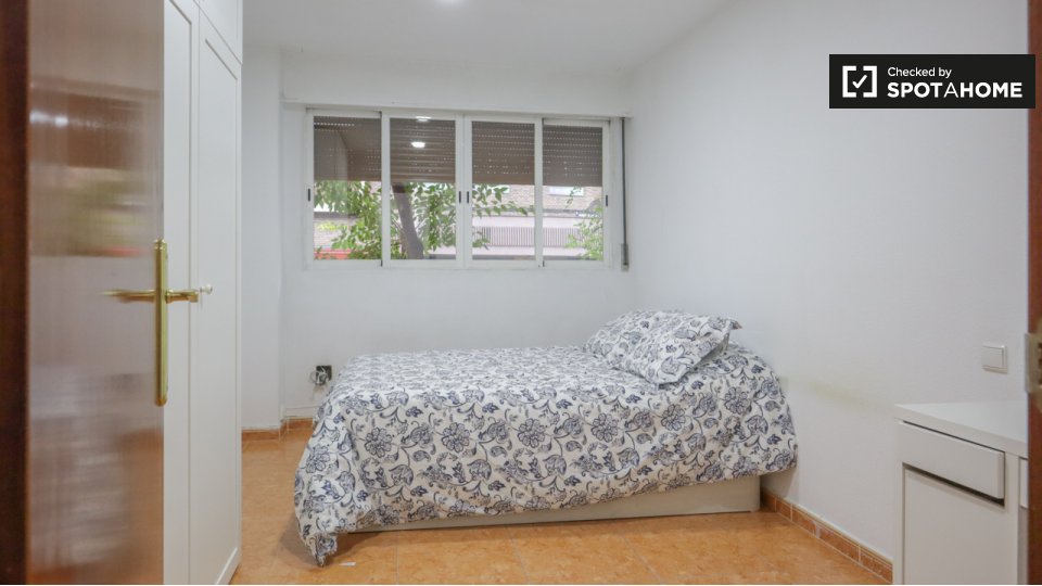 Double room Madrid, 3 beds — photo 4