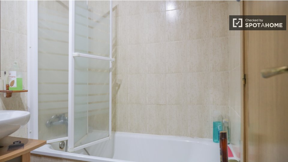 Double room Madrid, 3 beds — photo 13
