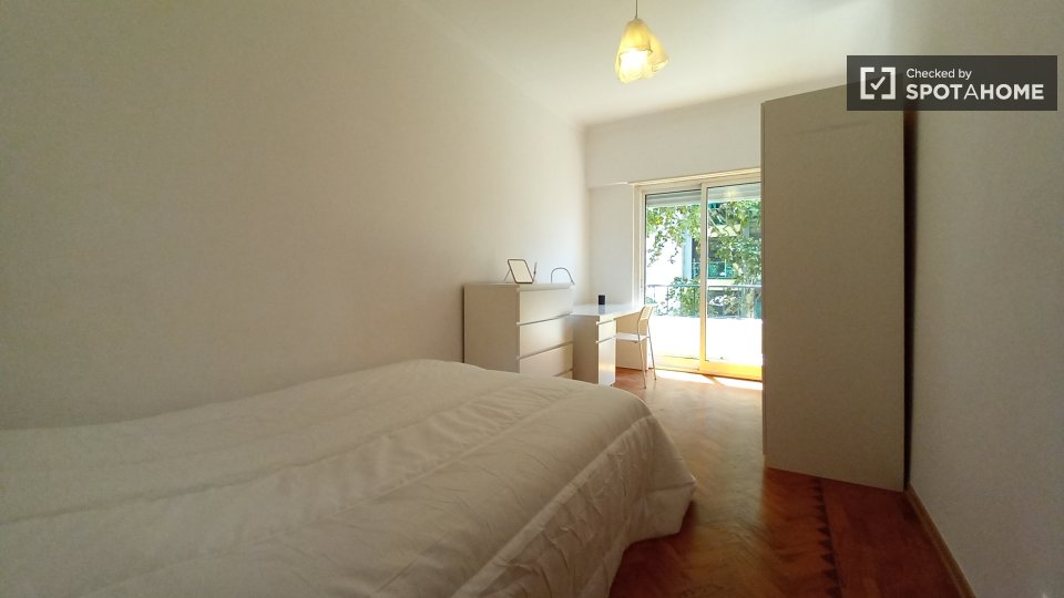 Double room Lisbon, 3 beds — photo 1