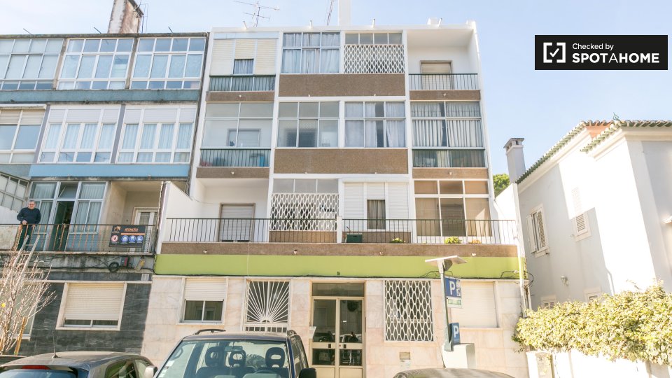 Double room Lisbon, 3 beds, 60m² — photo 15