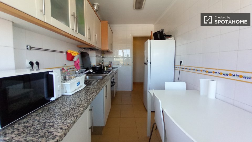 Double room Lisbon, 3 beds — photo 7