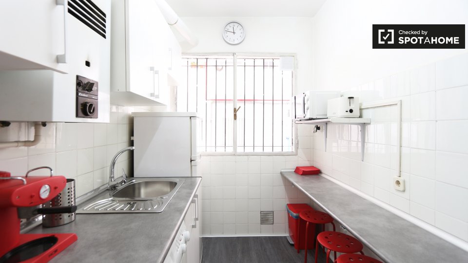 Double room Madrid, 5 beds, 96m² — photo 13