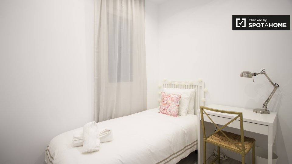 Double room Madrid, 3 beds, 63m² — photo 1