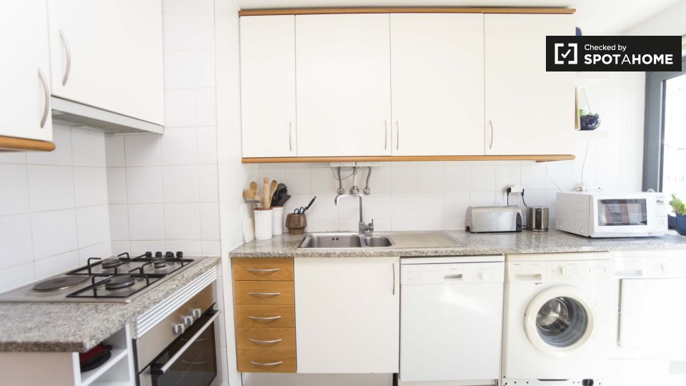 Double room Lisbon, 3 beds, 80m² — photo 9