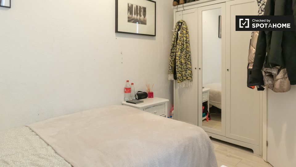 Double room Madrid, 5 beds, 110m² — photo 4