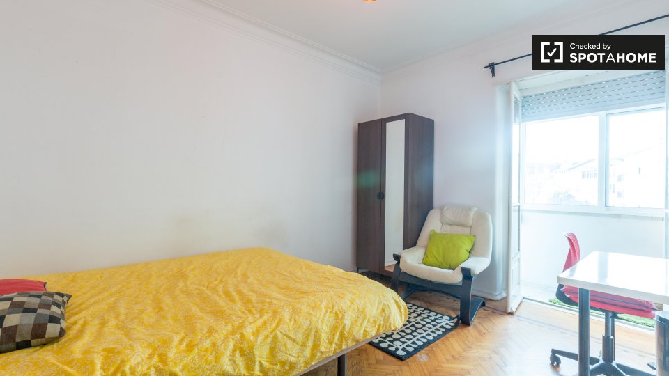 Double room Lisbon, 3 beds, 75m² — photo 1