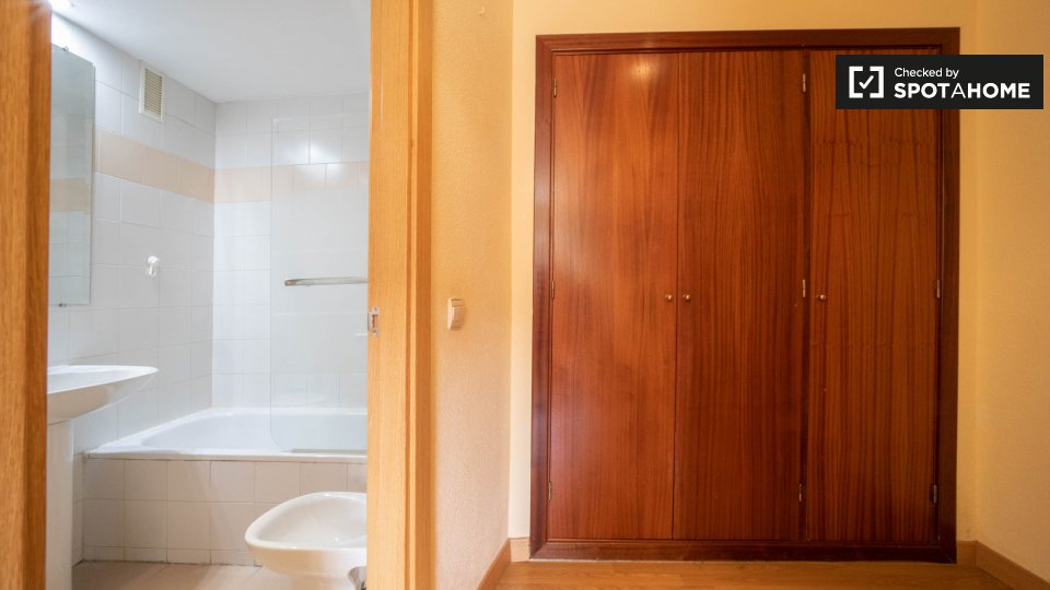 Double room Madrid, 3 beds, 62m² — photo 6