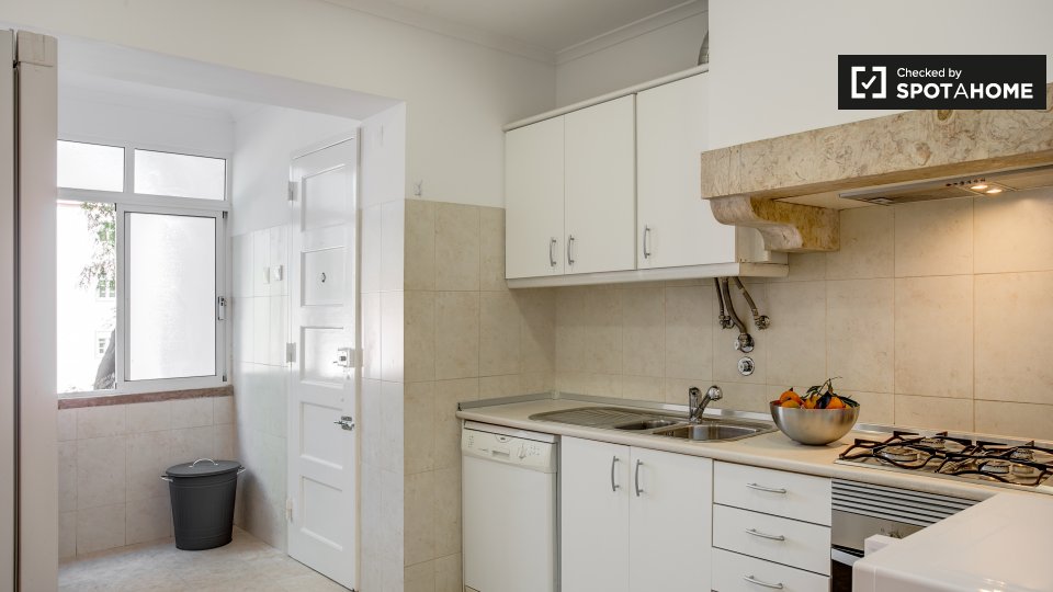 Double room Lisbon, 4 beds — photo 15