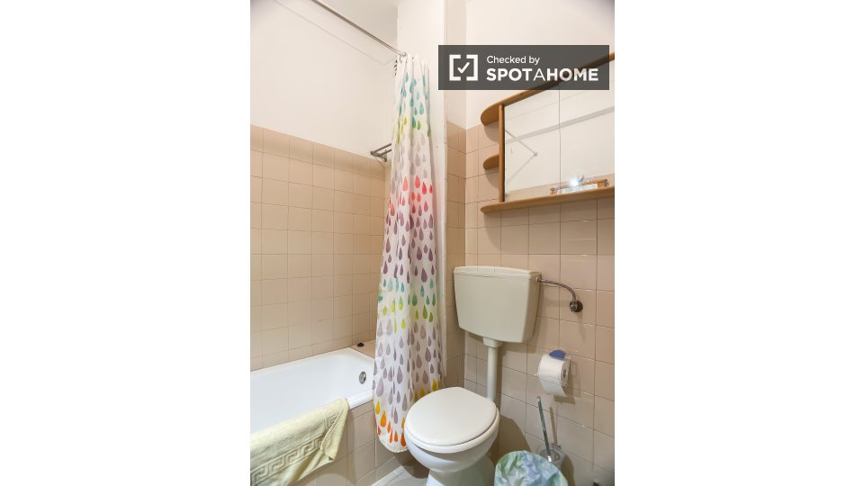 Double room Lisbon, 3 beds, 78m² — photo 17
