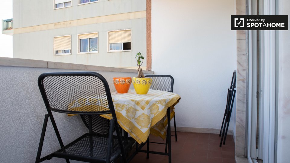 Double room Lisbon, 3 beds, 85m² — photo 7