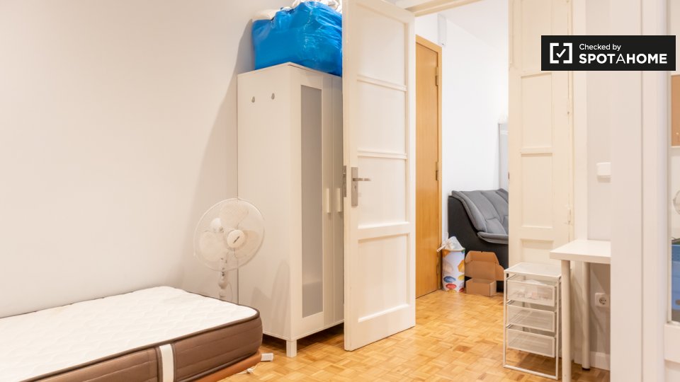Double room Madrid, 5 beds, 112m² — photo 4