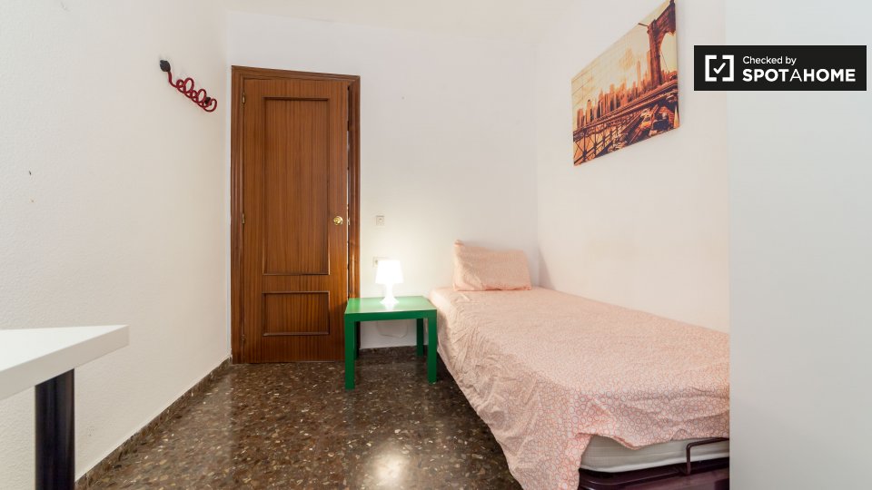 Double room Valencia, 5 beds, 120m² — photo 3