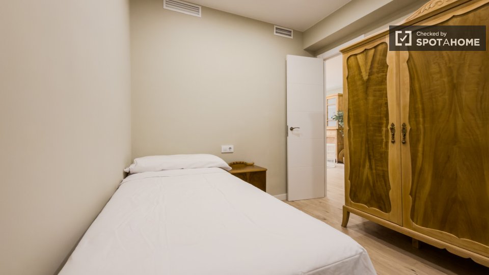 Double room Barcelona, 3 beds — photo 10