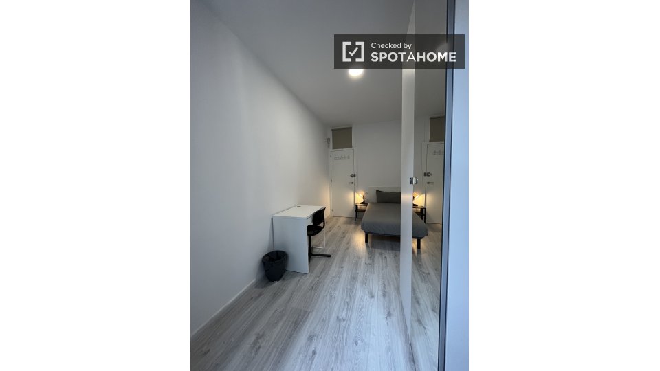 Habitación en piso compartido recién reformado en Barcelona